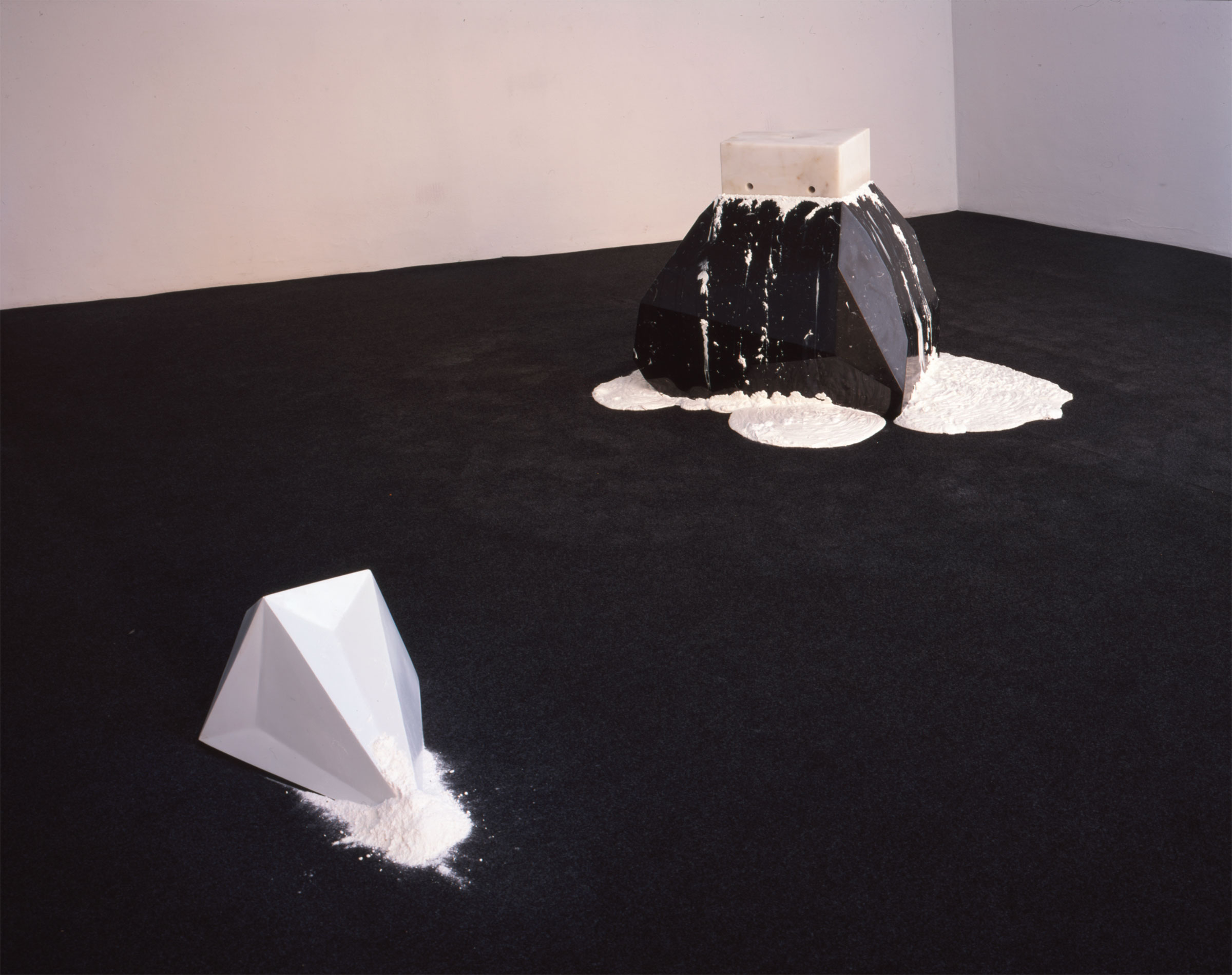 Gianni Caravaggio, Attendere un mondo nuovo, 2006; Spreco di energia assoluta, 2006